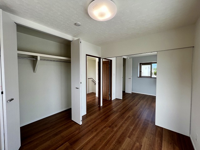 素材と光がつくるを感じる部屋