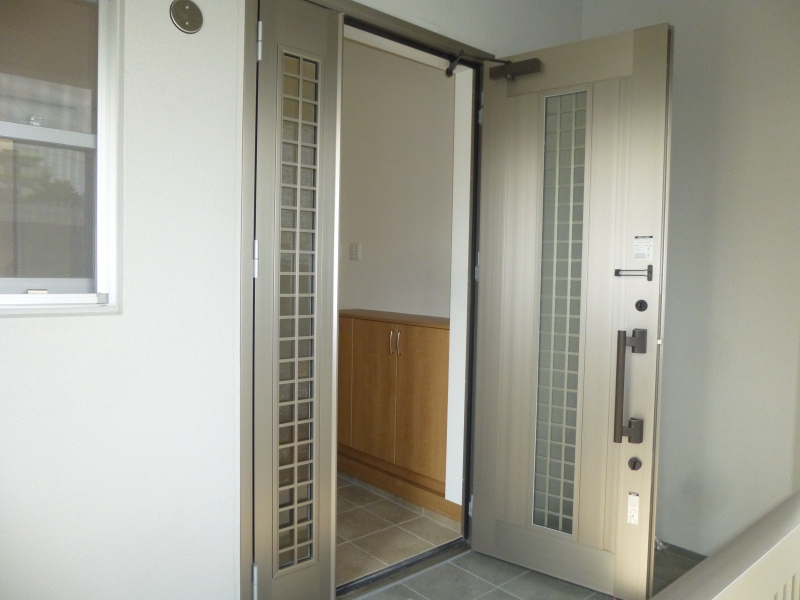 柔らかな光に包まれる午後のひとときを感じる部屋